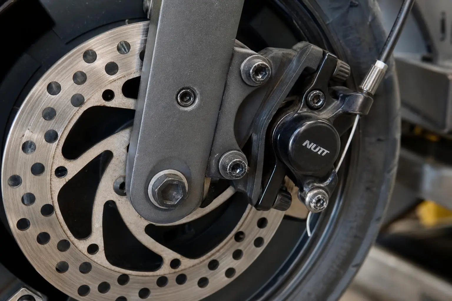 Frein qui grince trottinette électrique : causes et solutions