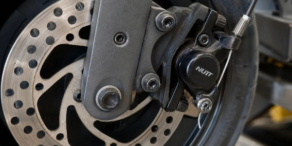 Frein qui grince trottinette électrique : causes et solutions