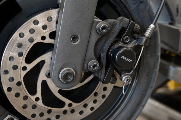 Frein qui grince trottinette électrique : causes et solutions