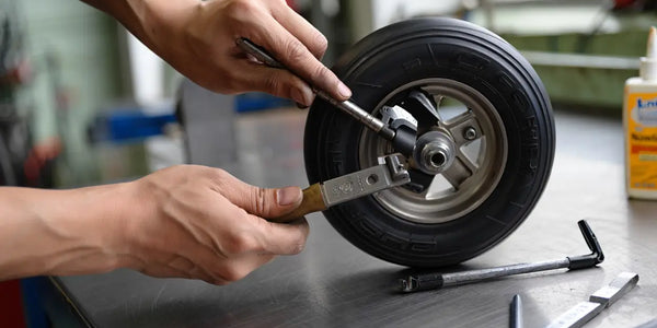 Changer le pneu arrière d'une trottinette dualtron mini : guide