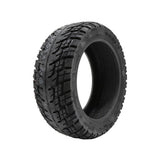 Pneu tubeless off-road 90/55-7 eWheel 11 pouces vue trois quarts, sculpture bloc profonde