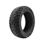 Pneu tubeless off-road 90/55-7 eWheel 11 pouces vue trois quarts, sculpture bloc profonde