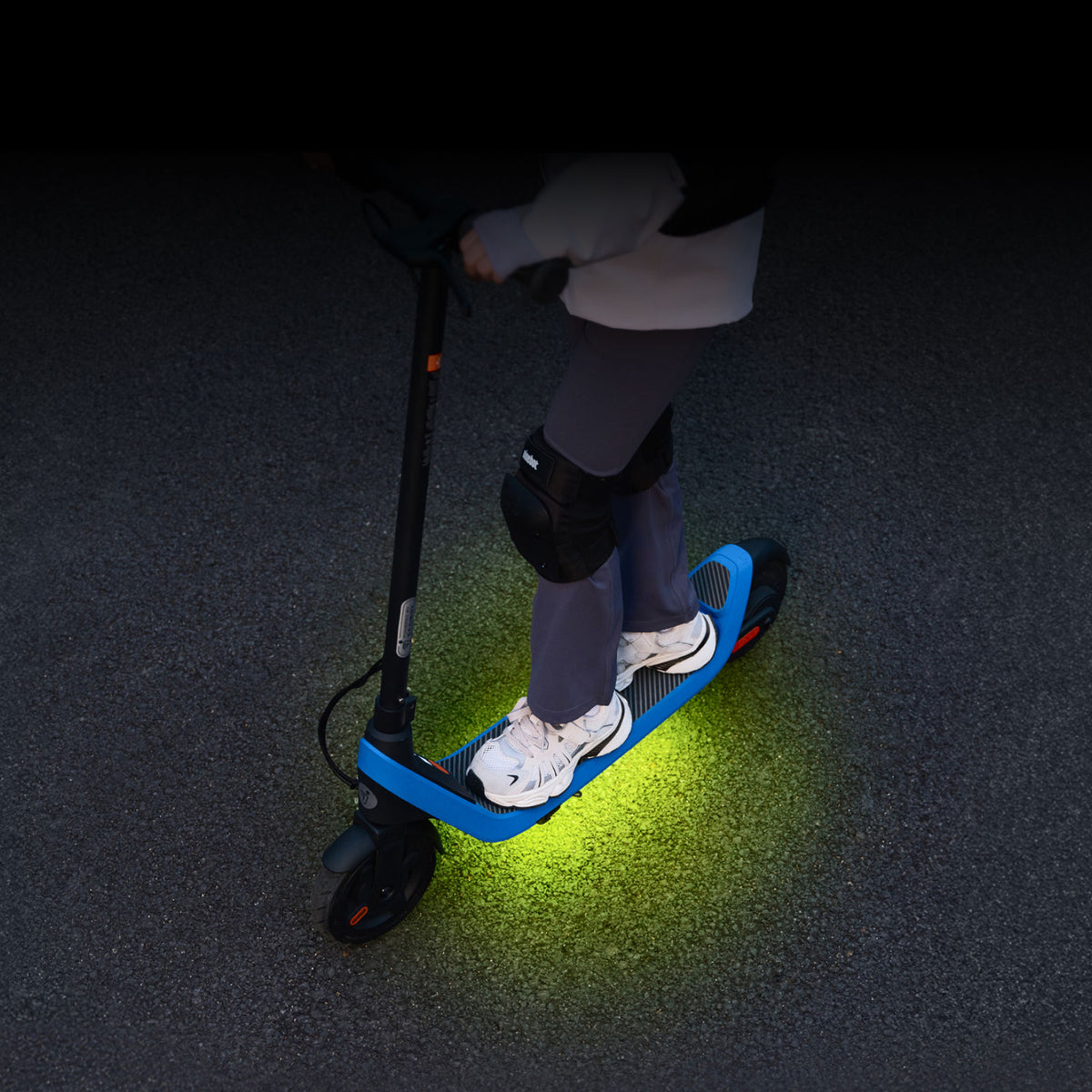 Éclairage d'ambiance RGB 250 couleurs sous le plateau de la Ninebot C2 Lite