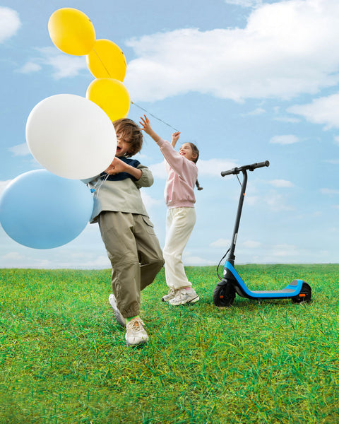 Enfant roulant en trottinette électrique Ninebot C2 Lite