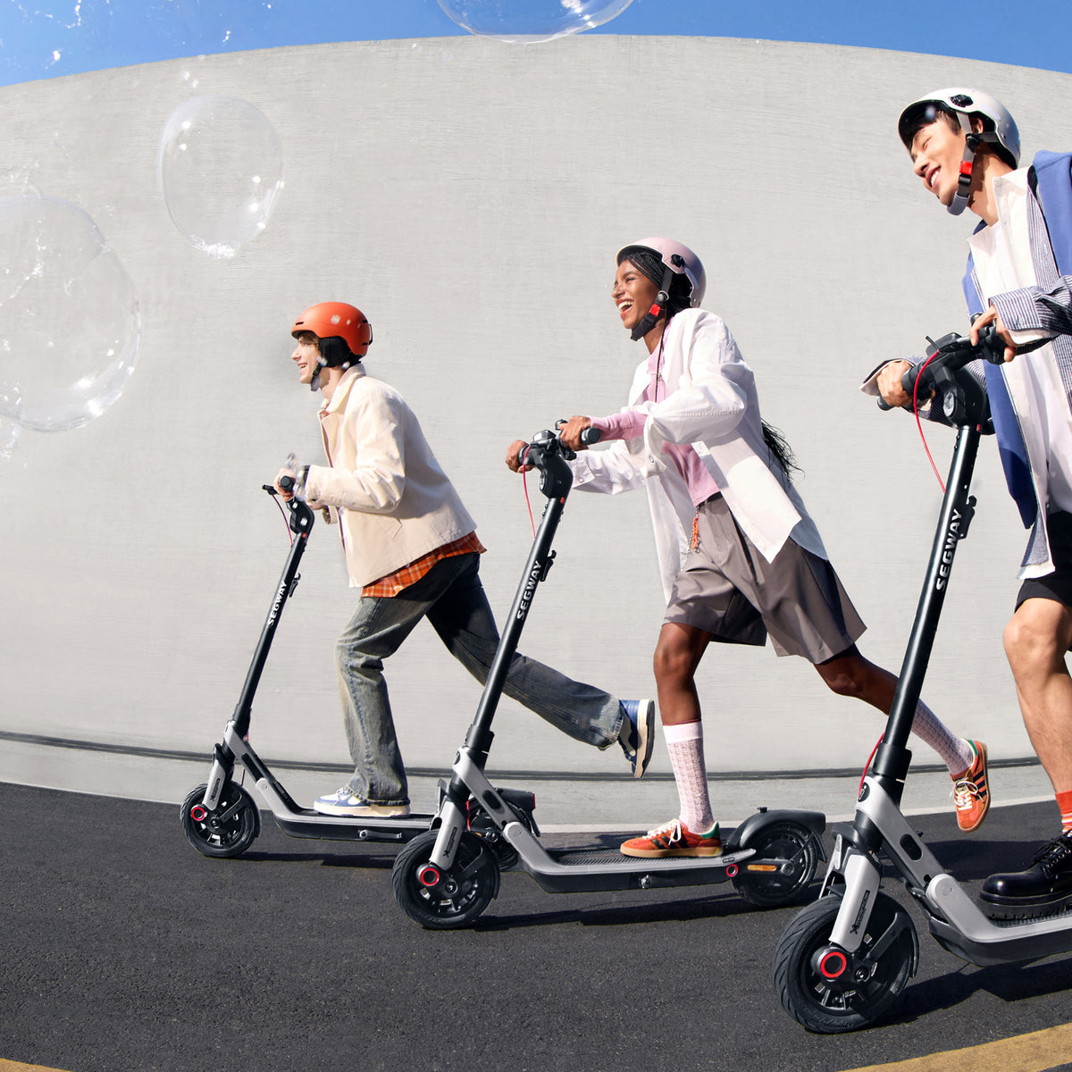 Trois riders en ville sur la trottinette électrique Ninebot E3 Pro E