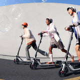 Trois riders en ville sur la trottinette électrique Ninebot E3 Pro E