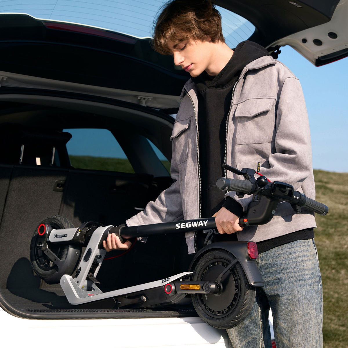 Ninebot E3 Pro E pliée rangée dans le coffre d'une voiture