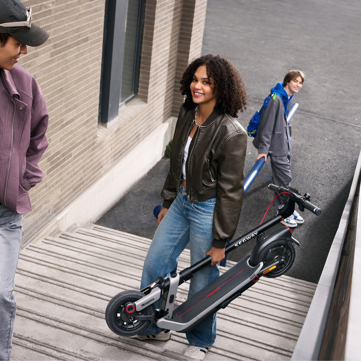 Ninebot E3 Pro E pliée portée facilement dans des escaliers — 17,9 kg