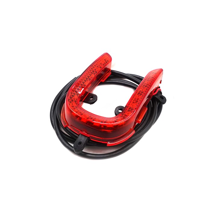 Ensemble feu arrière Kukirin A1 en U avec feu stop LED rouge - vue de trois quarts