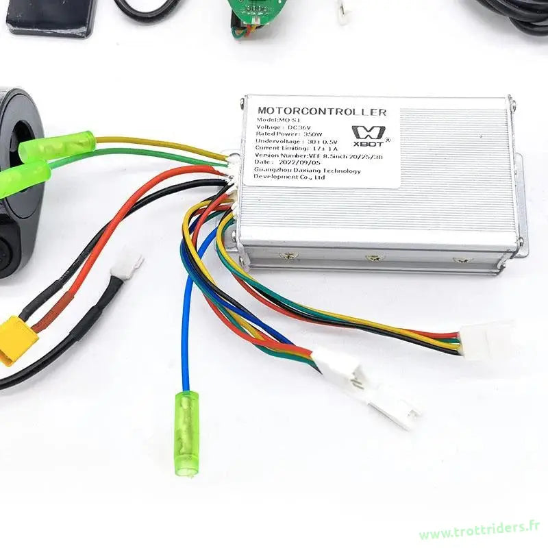 Image d’un controleur 36v 17a en acier avec câbles pour le kit controleur 36v XBOT écran central