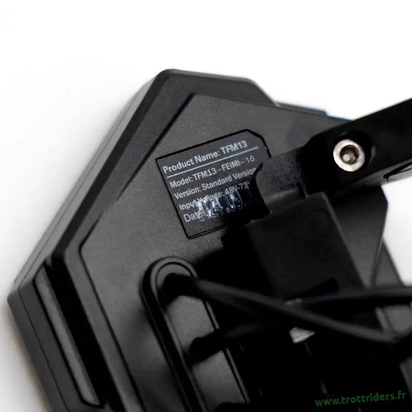 Lampe noire avec étiquette de produit, pièces détachées trottinette électrique