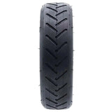 Pneu tubeless en caoutchouc noir avec bande de roulement en chevrons pour trottinettes électriques